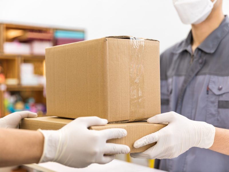 摄图网_501705471_快递员佩戴口罩上门送快递(仅交流学习使用)